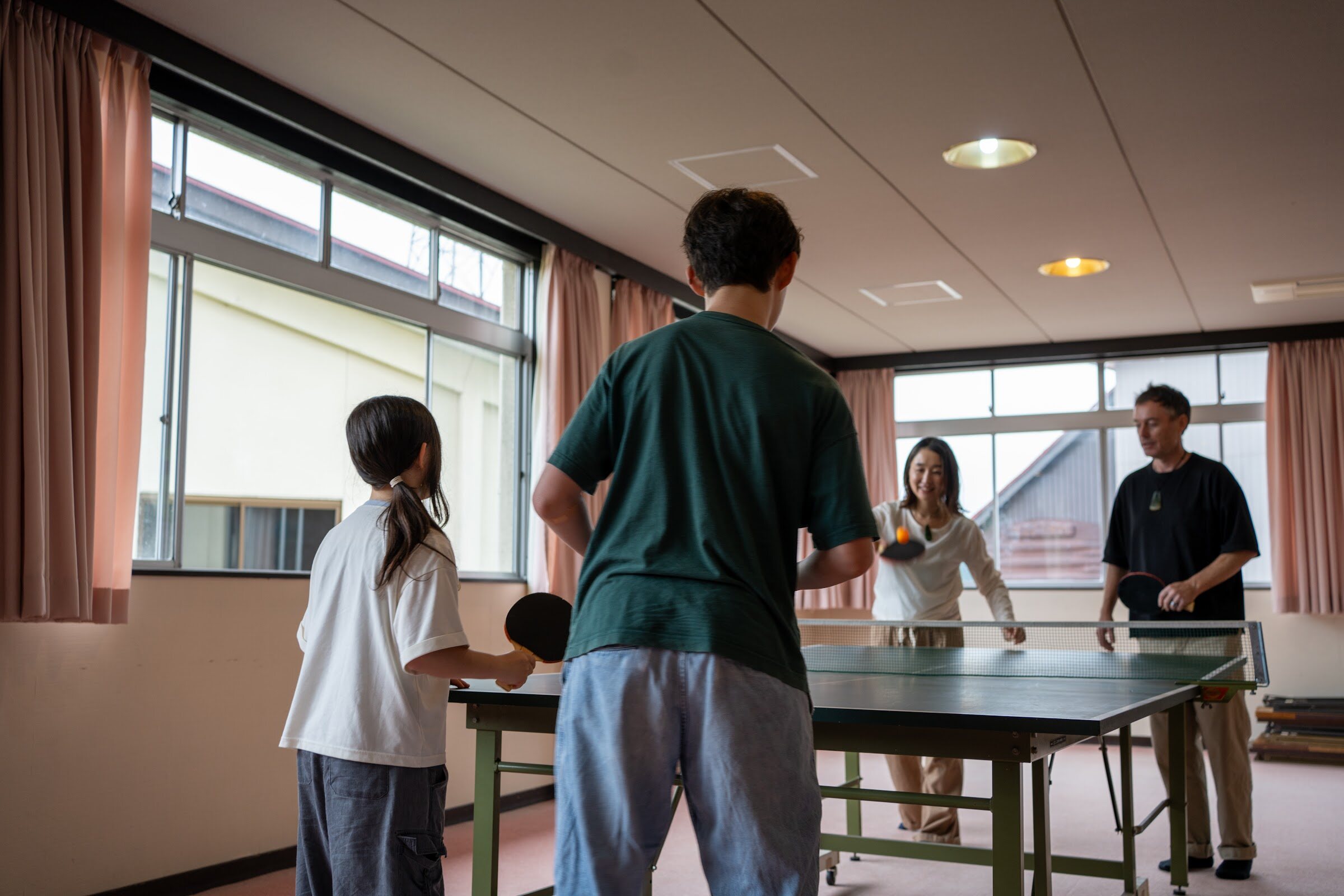多目的ルームで卓球をする宿泊客